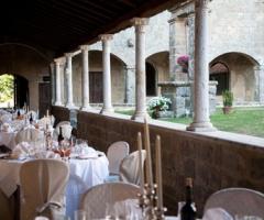 Tavoli allestiti per il matrimonio