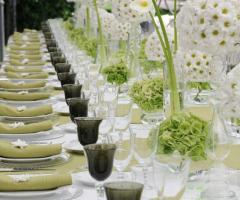 Mise en place elegante con margherite per il ricevimento di nozze