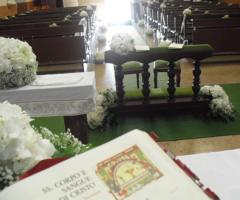 Addobbi floreali bianchi a sfera per la cerimonia