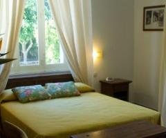 Camera da letto per prima notte di nozze di matrimonio con ampie finestre presso l'Hotel il Parco a Siracusa