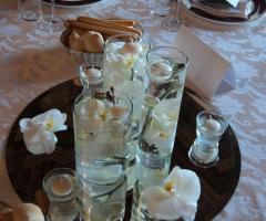 Centrotavola con orchidee galleggianti, specchio e candeline