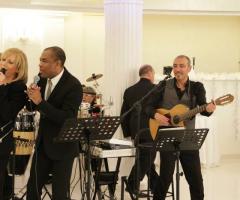 Orlando Johnson & i Barrio suonano ad un ricevimento di nozze