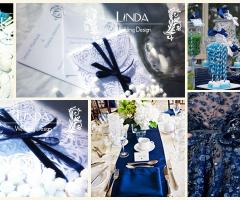 Elegante partecipazione fatta a mano con carta lino nei colori del bianco e del blu notte.
Il porta partecipazione interamente fatto a mano rappresenta la chiusura dei petali è interamente decorato con un motivo che richiama la rosa. All'interno si lasci