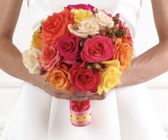 Bouquet di rose colorate della sposa