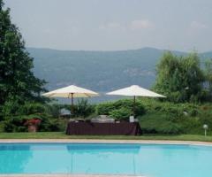 Allestimento in giardino per il ricevimento di matrimonio