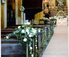 Allestimento della chiesa per la celebrazione del matrimonio