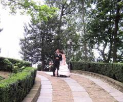 Castello di Cortanze - Gli sposi nel giardino