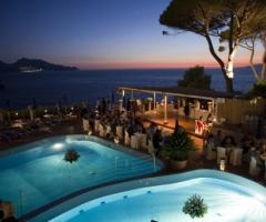 Ricevimento di matrimonio a bordo piscina