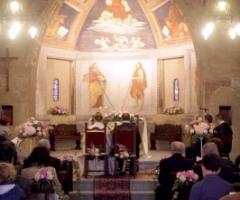 Allestimento floreale della chiesa