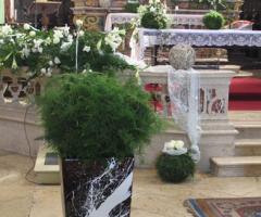 Decorazione floreale con vasi moderni in chiesa
