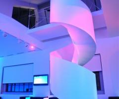 Scala interna dallo stile moderno della location di matrimonio