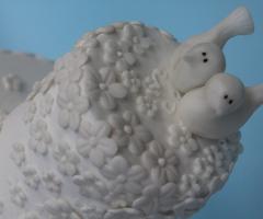 Torta nuziale bianca con margherite