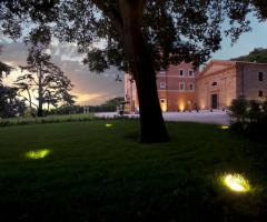 Villa Lattanzi illuminata per un matrimonio serale