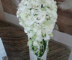 Allestimento floreale in bianco con brillantini applicati