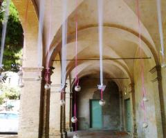 Suggestiva decorazione con sfere che scendono dall'alto