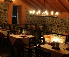 Ampia sala interna per ricevimento di matrimonio presso l'agriturismo L'Antica Contea