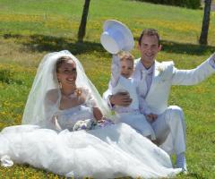 Foto degli sposi con il paggetto