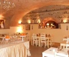 L'accogliente sala interna dell'agriturismo