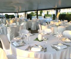 Tavoli esterni allestiti per il pranzo di matrimonio