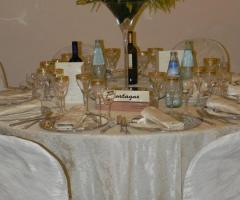 Mise en place con un tocco dorato