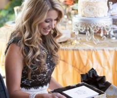 La sposa legge il suo wedding book