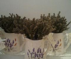 Centrotavola con brocca di ceramica e mazzi di lavanda - Il Mondo di Viola