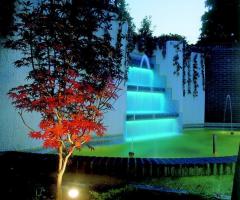 la fontana illuminata di sera