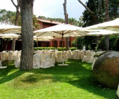 Allestimento per il ricevimento di nozze in giardino