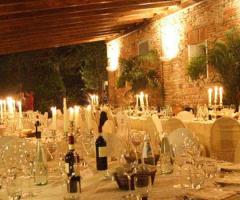 allestimento tavoli personalizzato in veranda