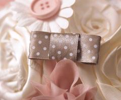 Bouquet realizzato con fiori di stoffa, bottoni, fiocco pois