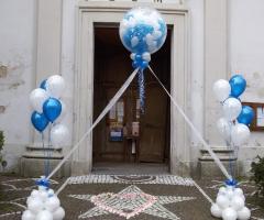 Il Punto Esclamativo - Allestimento con palloncini fuori dalla chiesa