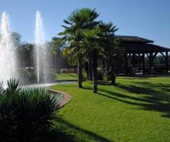 Giardino dell\'hotel con fontana