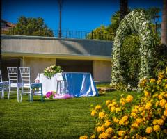 Regina Bona Sforza Ricevimenti - Vista per giardino per il rito civile