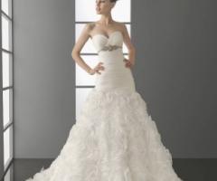 Abito da sposa con scossatura a cuore e gonna con rouge