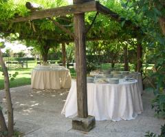 Portico in legno per l'antipasto di matrimonio