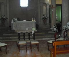 Addobbo floreale bianco per la cerimonia di matrimonio