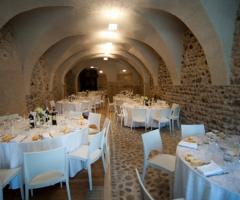 Allestimento dei tavoli di nozze in una cantina