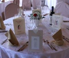 Particolare dell\'allestimento dei tavoli per le nozze
