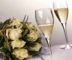 un brindisi alla nuova coppia