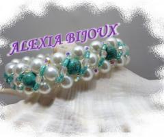 Bracciale importante perle bianche e perle di turchese impreziosito da cristalli.