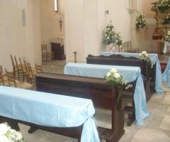 Banchi con i fiori per la cerimonia di nozze