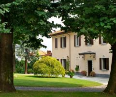 Villa Giani - La villa è disposta su più livelli sempre con accesso al parco ed è dotata di tre portici