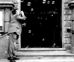 Foto delle bolle di sapone all\'uscita degli sposi dalla chiesa