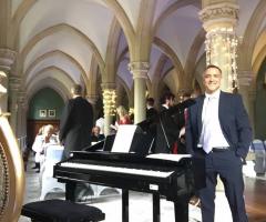 Aveo Toni Organista liturgico - In chiesa per il rito religioso