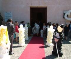 Allestimento con palloncini fuori dalla chiesa