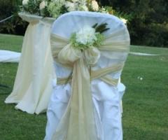 Allestimento floreale per le sedie degli sposi