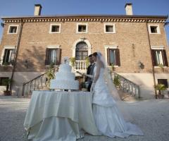 Il taglio della torta nuziale