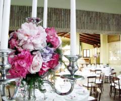 Centrotavola con candelabro e fiori