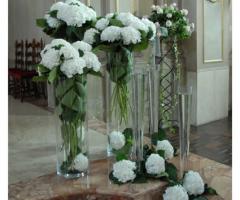 Allestimento floreale in bianco per la chiesa