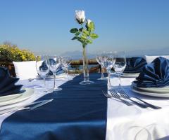 Mise en place blu per il matrimonio